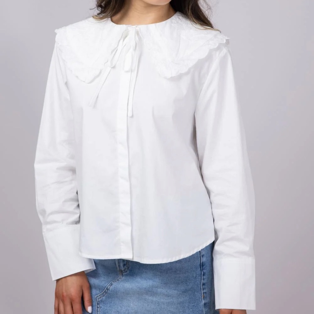 Chic White Women's Blouse with Ruffled Collar